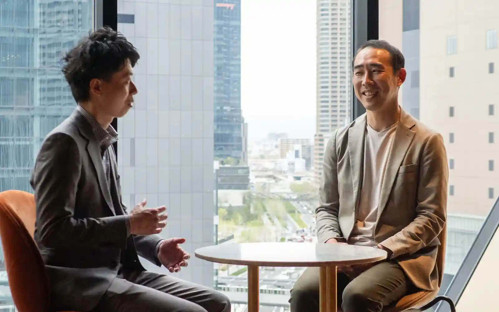 里中 俊裕氏（写真左）　小田島 康朗氏（写真右）